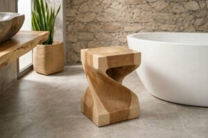 Geschwungener-filigraner-Hocker-aus-massivem-Teakholz-Unikat