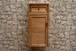 Hängeschrank-Badezimmerschrank-schmal-Massivholz-Teak-Modell-Couch-75-links-öffnend