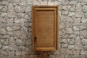 Hängeschrank-Badschrank-schmal-Teakholz-Massiv-60-cm-hoch-Modell-Couch-rechts-oeffnend