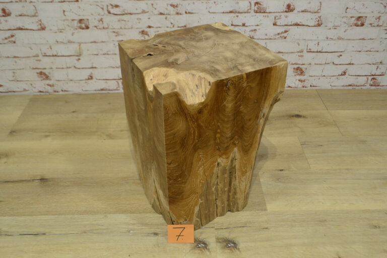 Massiver-Holzhocker-nr-7